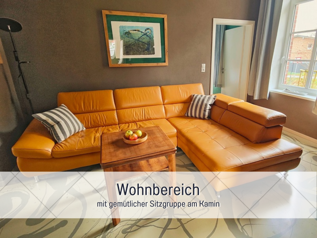 Ein stilvoll eingerichtetes Wohnzimmer mit einer großen, cognacfarbenen Ledercouch und einem kleinen Holztisch.