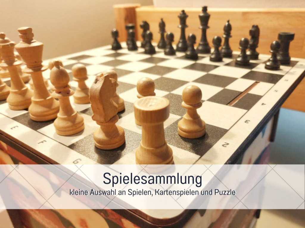 Nahaufnahme eines Schachspiels mit Holzfiguren auf einem Schachbrett, das auf einer Spielebox steht.