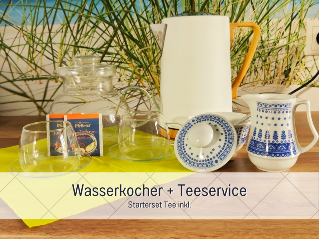 Teeset mit Gläsern, Porzellankanne und verschiedenen Teesorten auf einer Küchenarbeitsplatte mit Strandmotiv.