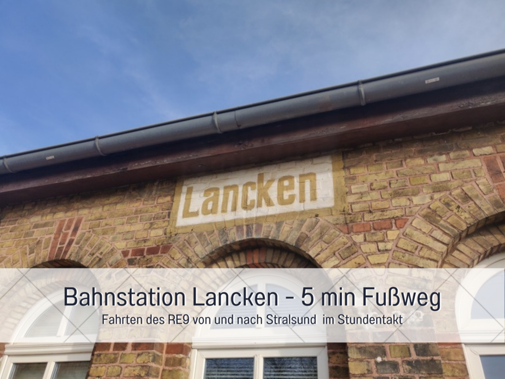 Historische Bahnstation Lancken auf Rügen mit Backsteinfassade und altem Bahnhofsschild. Haltepunkt der Regionalbahn RE9, die stündlich von und nach Stralsund verkehrt.