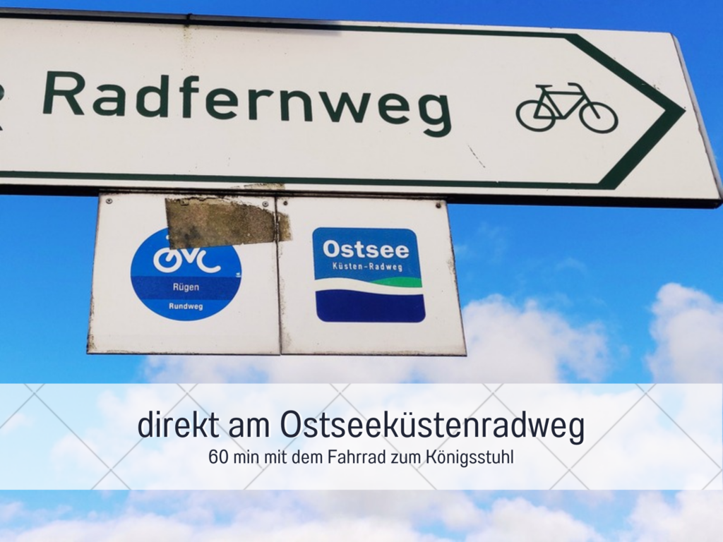 Wegweiser am Ostseeküstenradweg auf Rügen mit Schildern für den Radfernweg und den Rügen-Rundweg. Blauer Himmel im Hintergrund, idealer Startpunkt für eine Fahrradtour zum Königsstuhl.