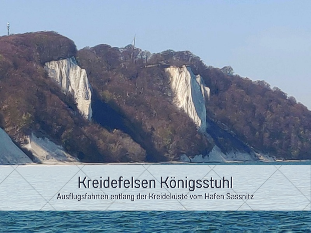 Kreidefelsen Königsstuhl auf Rügen, beeindruckende weiße Klippen an der Ostsee, umgeben von Buchenwald. Blick vom Wasser aus, beliebt für Ausflugsfahrten entlang der Kreideküste.