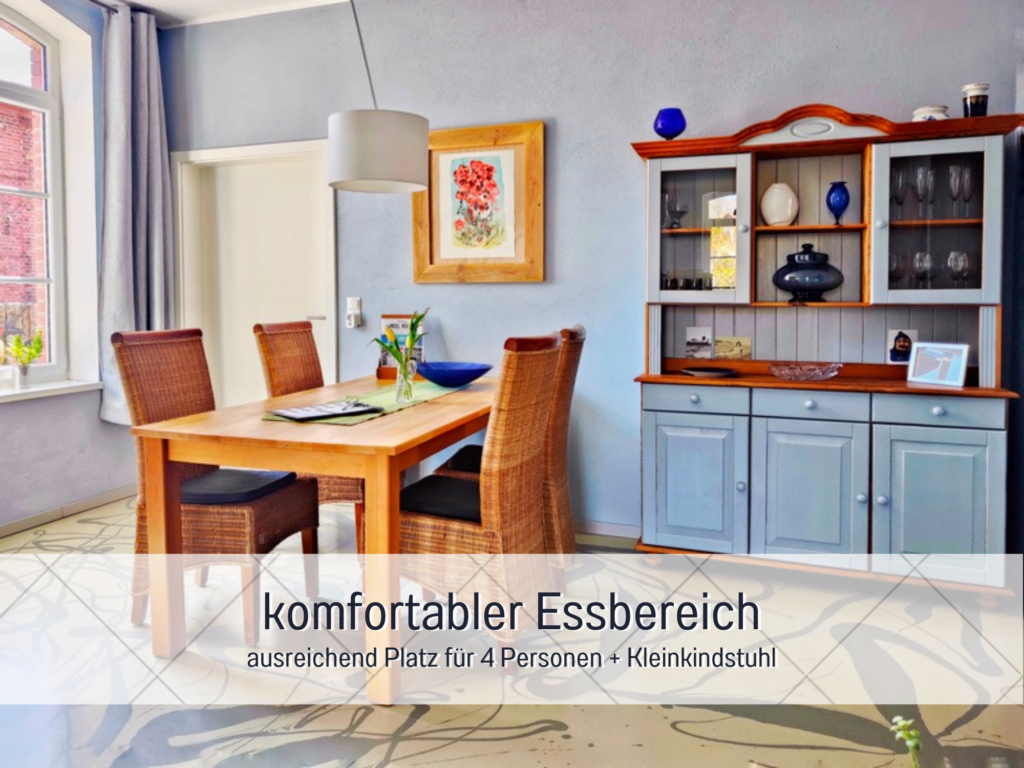 Ein heller Essbereich mit Holztisch, vier Stühlen, blauem Geschirrschrank und dekorativen Bildern an der Wand.