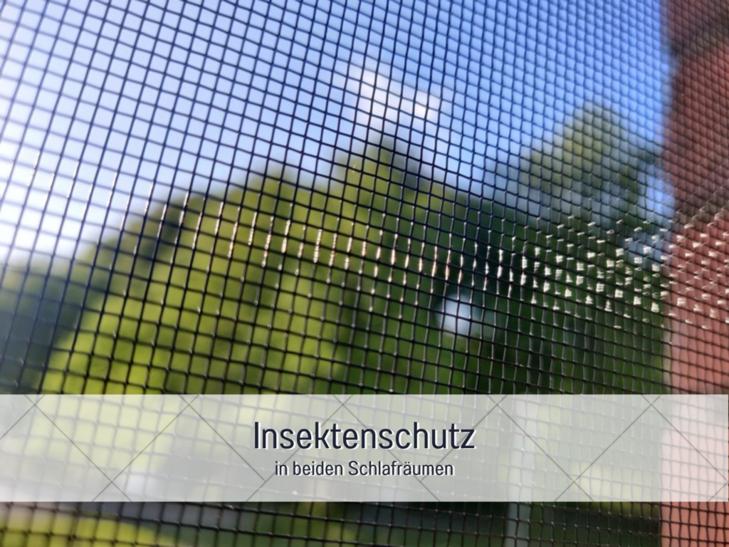 Nahaufnahme eines Insektenschutzgitters mit grüner Natur im Hintergrund.